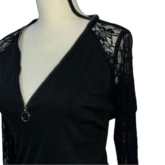 Ribbed Lace Contrast Blouse - Picture 4 of 9